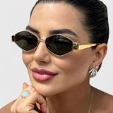 "Makynna | Πολυτελή Γυαλιά Ηλίου" can be rewritten as "Makynna | Luxe Sunglasses".