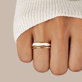 Beatrix – Goldener Bandring mit schlichter Silhouette.